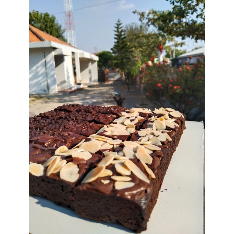 

Fudgy Brownies toping cokelat choco dan almond slice