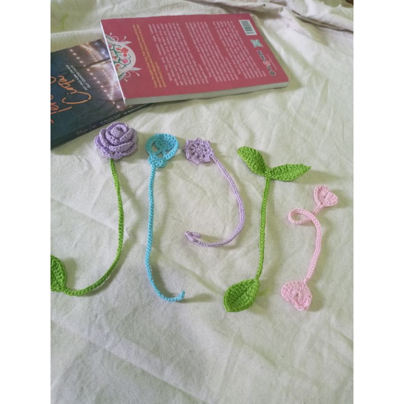 

Bookmark Crochet Penanda Buku Aesthetic