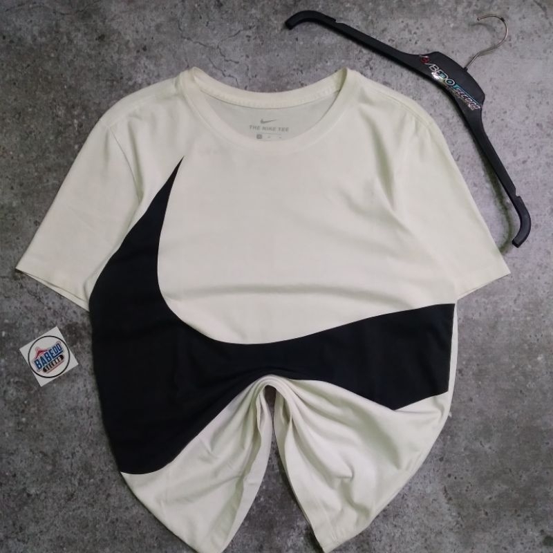 T-SHIRT NEW ERA + NIKE BIG SWOOSH