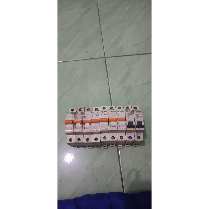 mcb schneider c10  bekas