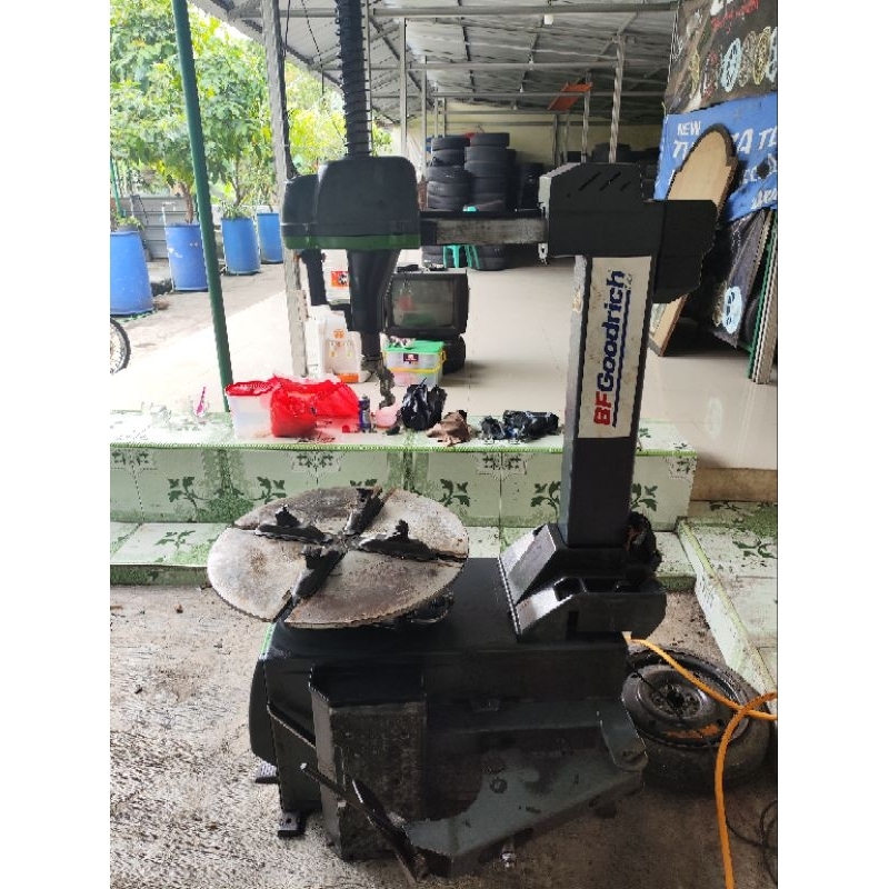 Mesin bukaan ban merek Bosch TCE260 semi-otomatis 4 pedal(second?)