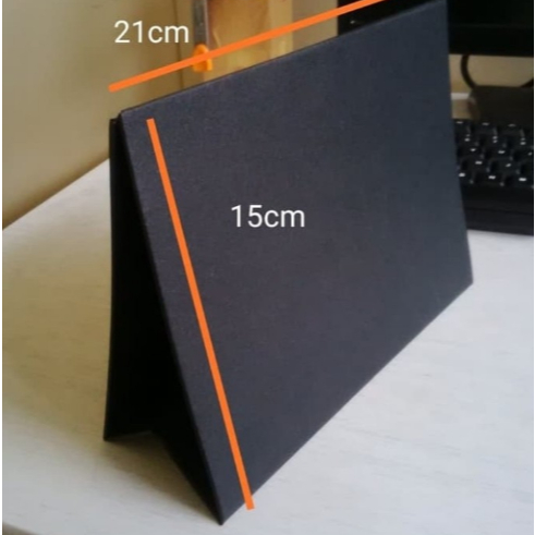 

Tatakan Kaki kalender Hardboard Linen / Penyangga Kaki Kalender Meja Bahan Hard Board Ukuran 15 x 21 cm Warna Hitam