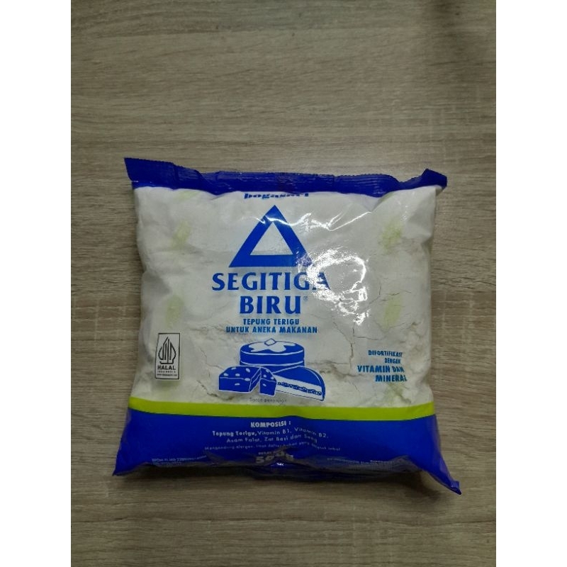 

FINDFIVEN MART - Tepung Terigu BOGASARI SEGITIGA BIRU 1 kg include 500g