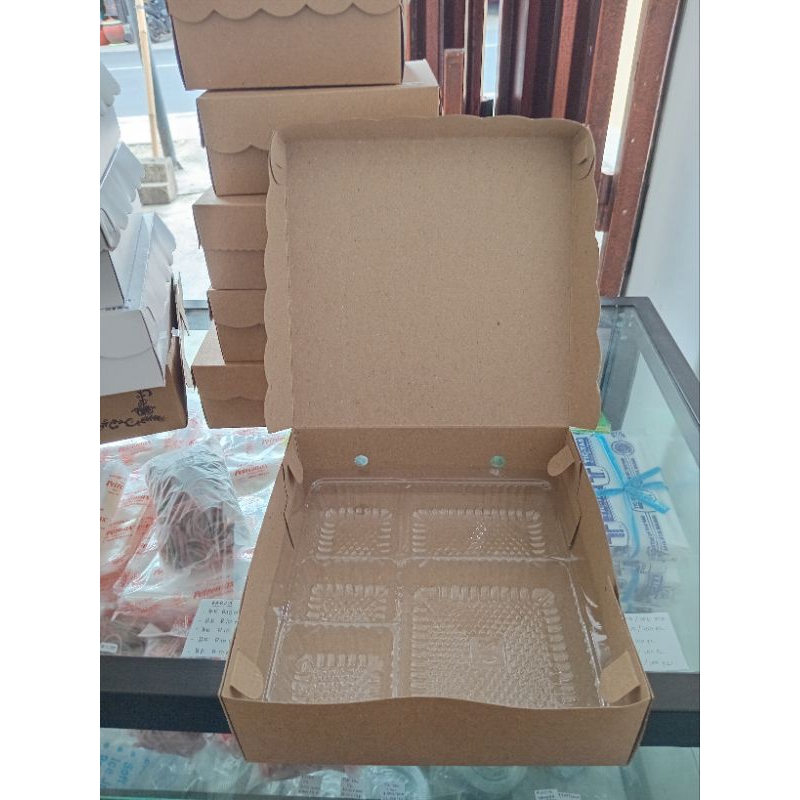 

Kardus Box Nasi Kue plus Mika ukuran 20x20x7 cm tebal 330 gram - R10KM - warna coklat istimewa