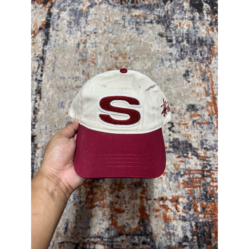 Topi Stussy logo s red