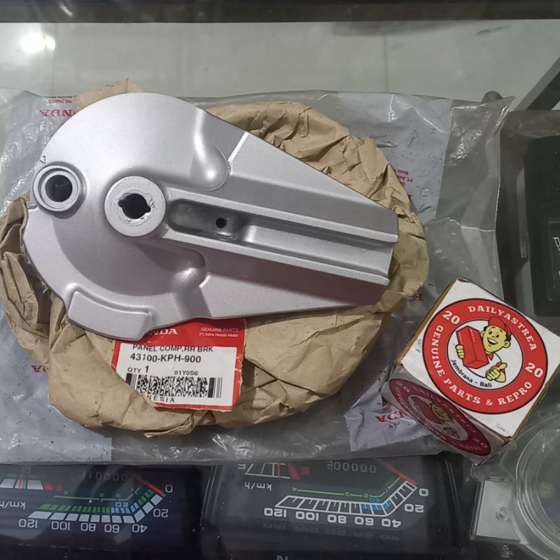 COVER PANEL TUTUP TROMOL BELAKANG HONDA KARISMA 125 ORIGINAL 43100-KPH-900