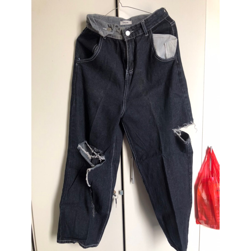 Preloved Wear Threek Ripped Jeans