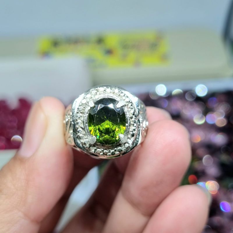 Cincin batu permata peridot hijau