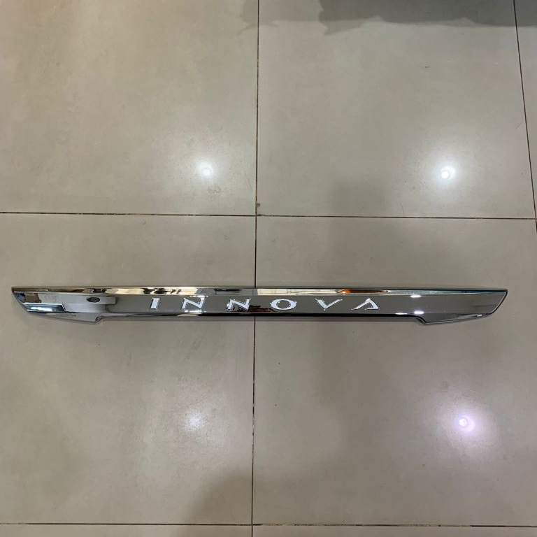 List Chrome Belakang Bagasi / Trunk Lid Toyota Innova 2011-2013 Model Tempel