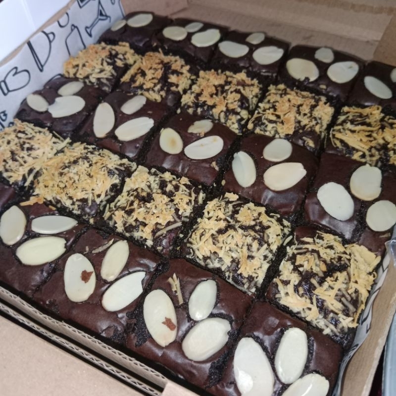 

Fudgy Brownies Sekat Mix Topping Size 20x20