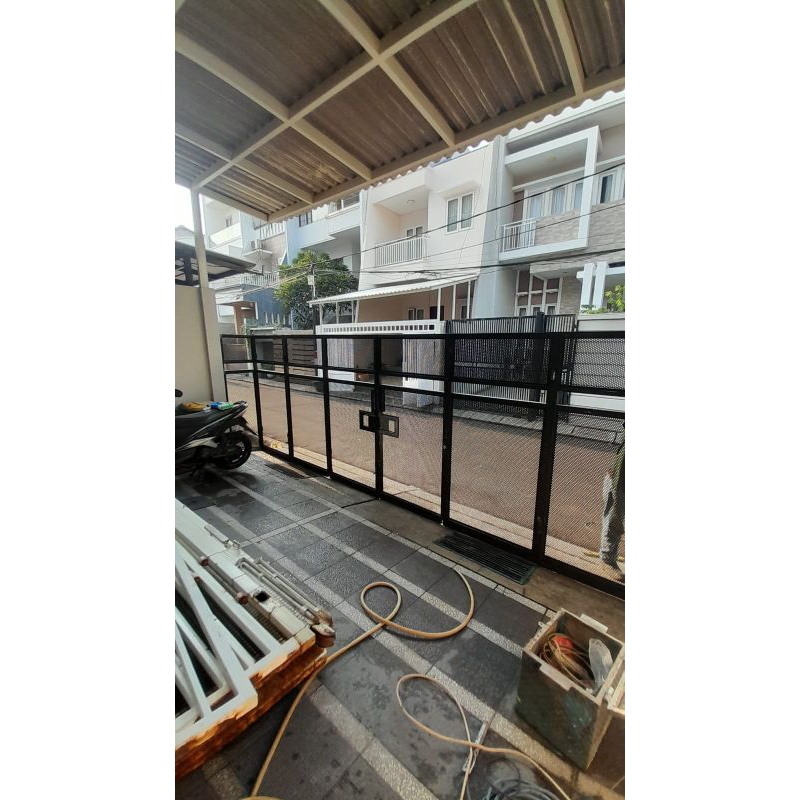 Pagar lipat model industrial bahan expanded dan perforated metal