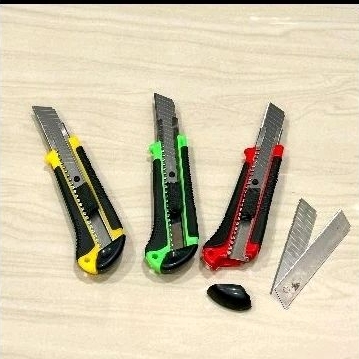 

Pisau Cutter+3anak pisau karpet besar 3 pcs mata pisau cuter knife