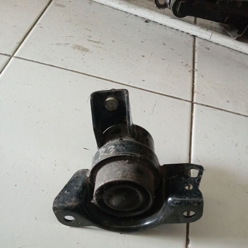 engine mounting Kanan Suzuki ertiga