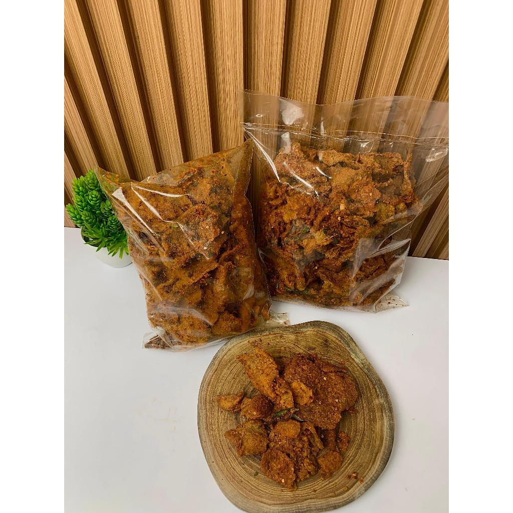 

KULIT CRISPY PEDAS KULIT AYAM PEDAS DAUN JERUK RENYAH JSR 1 KG