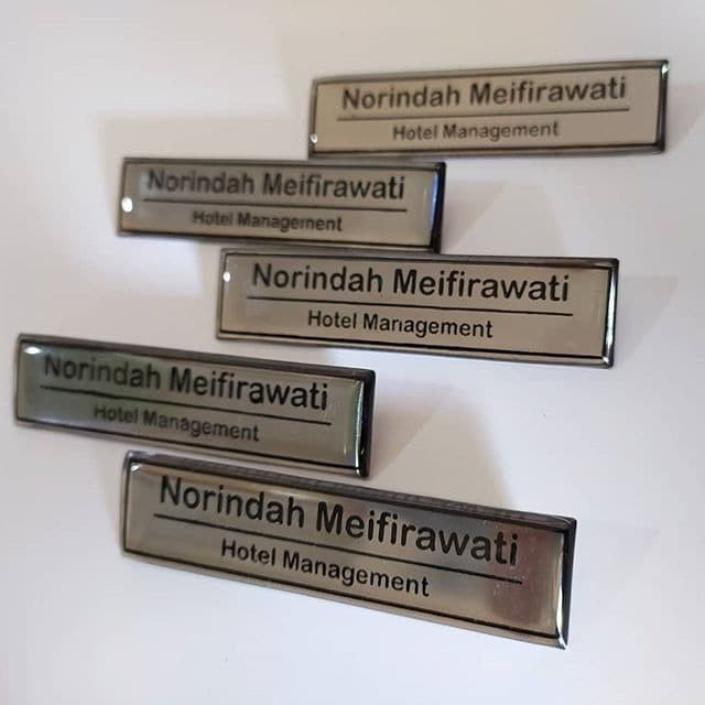 

NAME TAG PAPAN NAMA DADA STAINLESS PENITI BISA PAKAI LOGO BISA SATUAN / FREE DESAIN DAN BISA COD