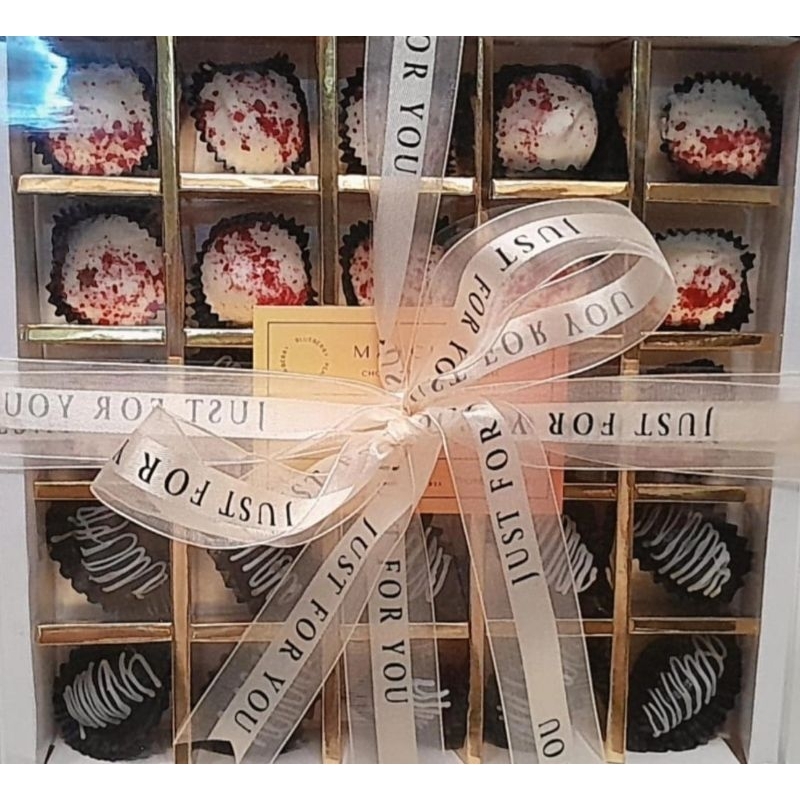 

Coklat Kurma Almond by May_Chocola