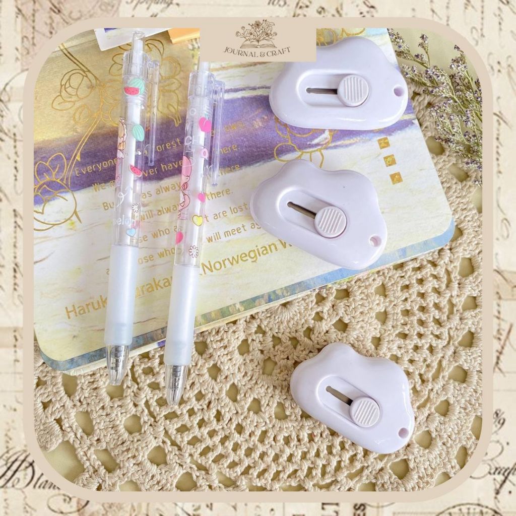 

JournalandCraft Cutter Mini Bentuk Awan Lucu Pisau Kecil Pemotong Kertas Portable cutter mini Pemotong Kertas Mini Motif Awan Cloud Cutter Pemotong Kertas Mini portable Travel Cutte/Cutter pemotong jurnal cutter aesthetic cut