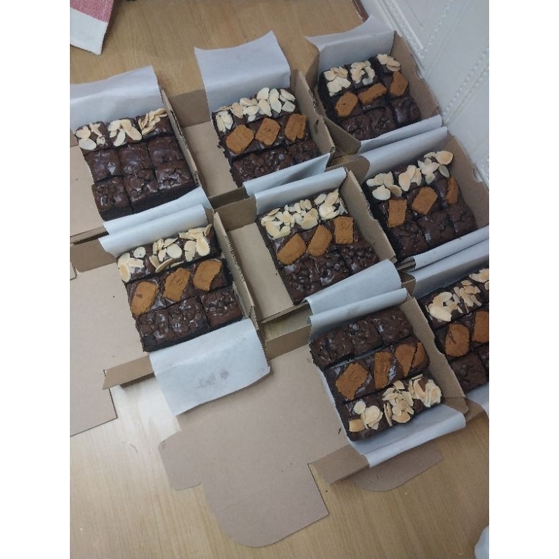

Fudgy Brownies mini box (10×10 cm) isi 9 potong, minimal 2 box