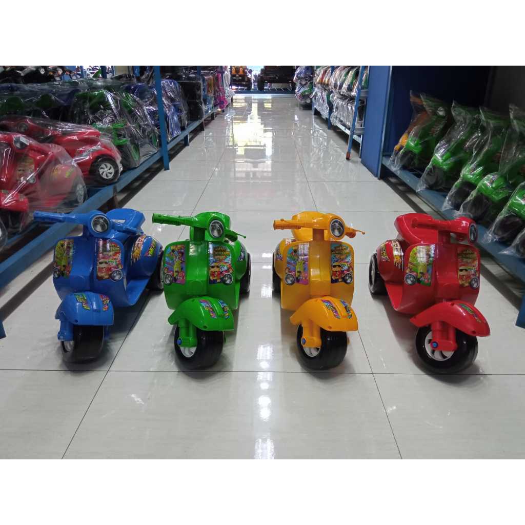 Motor Di Duduki Mini Vespa - Vespa Mini - Vespa Merah - Vespa Biru - Vespa Orange - Vespa Hijau