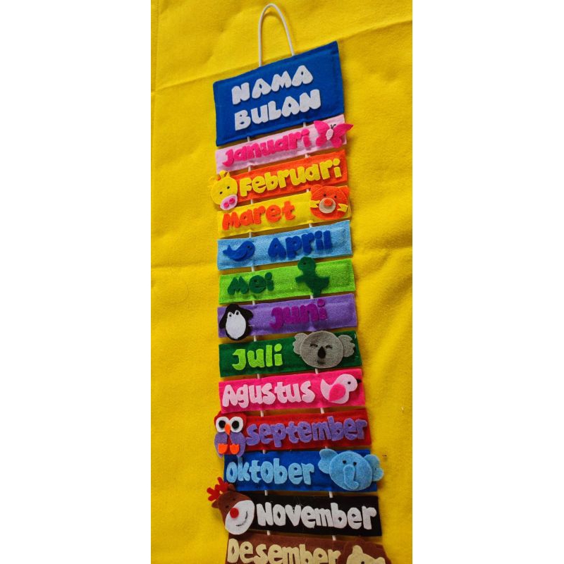 gantungan nama bulan (hiasan dinding)