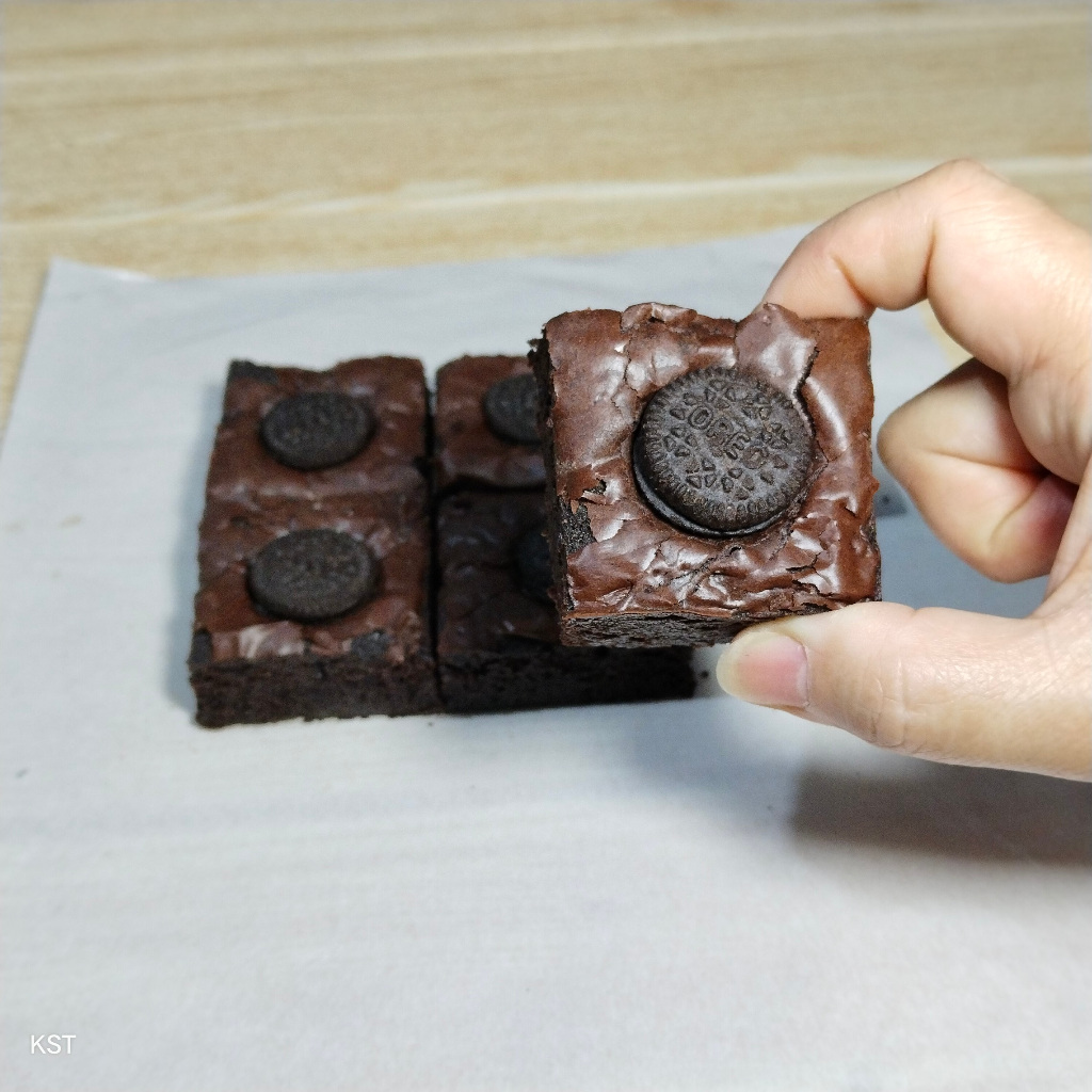 

MINI OREO BROWNIES – Lincheri Brownies & Cookies (15x10 cm)