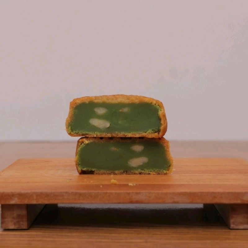 

Royale Mooncake Kue Bulan Tiong Tjiu Pia Rasa Pandan Kenari