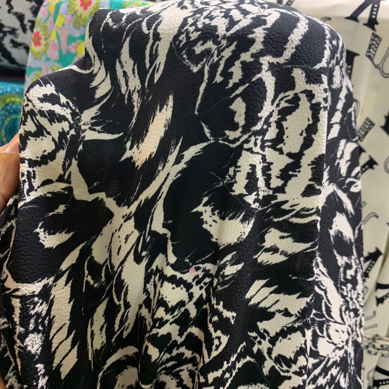 kain zara crepe motif - kain crepe motif - kain ceruty zara - kain zara crepe garment