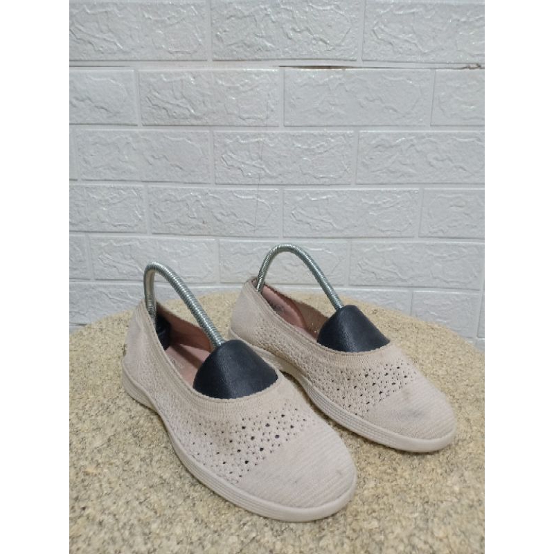 Preloved flatshoes skechers (size 37 insole 24)