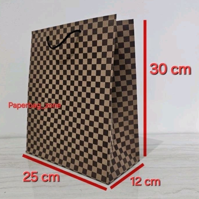 

Paperbag Pigora Motif Premium Coklat size 25 x 12 x 30 ( P x L x T ), Warna Tali Hitam