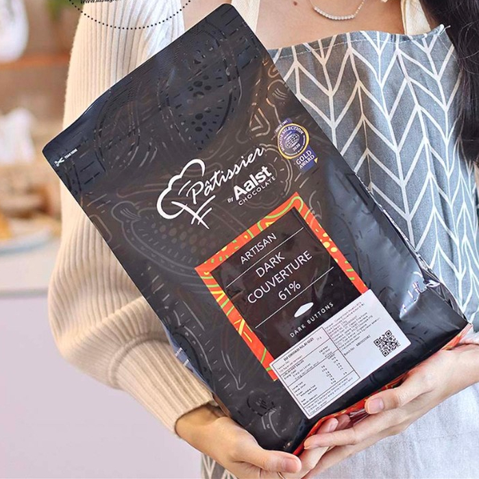 

Patissier 61% Cokelat Dark Chocolate 1kg Couverture Coin Baking Enak