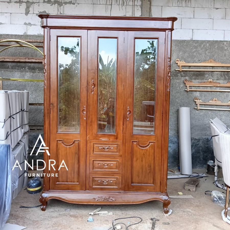 almari hias kaca, lemari pajangan kaca bahan kayu jati 3 pintu