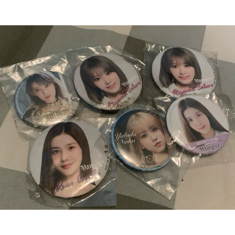 OFFICIAL IZ*ONE Pin Badge Vampire Le sserafim