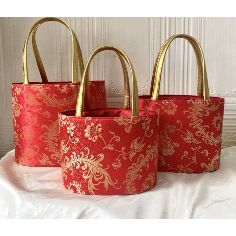 

TAS PREMIUM IMLEK MERAH CHEONGSAM TALI GOODIE BAG HAMPERS PARCEL GIFT KADO SESERAHAN HANDMADE HAND BAG SERUT KAIN GOLD EMAS RED MAROON