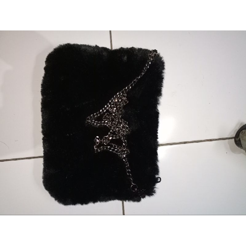 Tas Bulu bulu Hitam DAISO Preloved PL