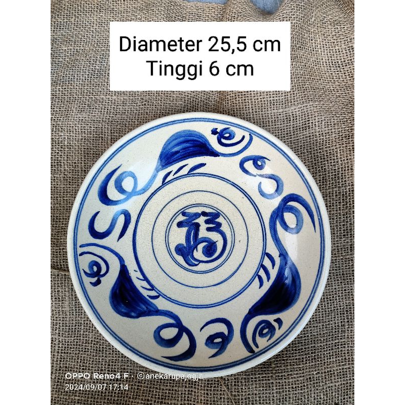 Piring keramik lukis motif huruf aksara kuno biru putih untuk dekorasi hiasan dinding sudah di pasan