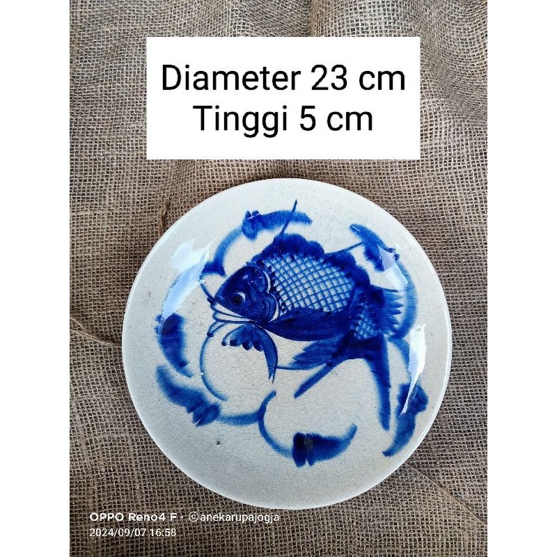 Piring keramik lukis motif ikan biru putih untuk dekorasi hiasan dinding sudah di pasang kawat untuk