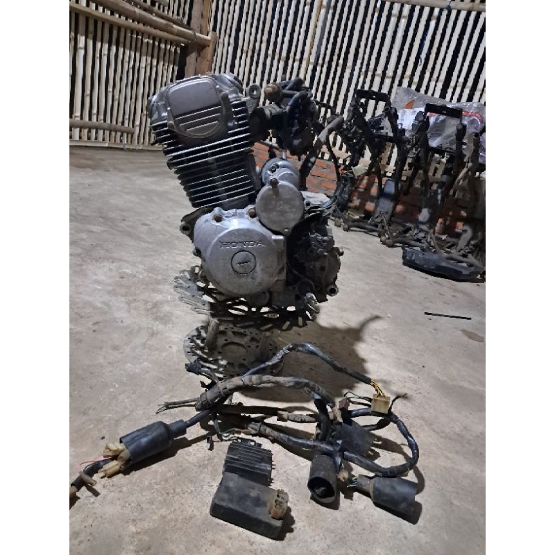 MESIN MEGAPRO HIU MP LAMA FULL SET PENGAPIAN  NON DOKUMENTASI