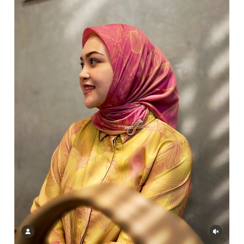 SYNA SCARF RIA MIRANDA, NEW ORIGINAL WITH BOX