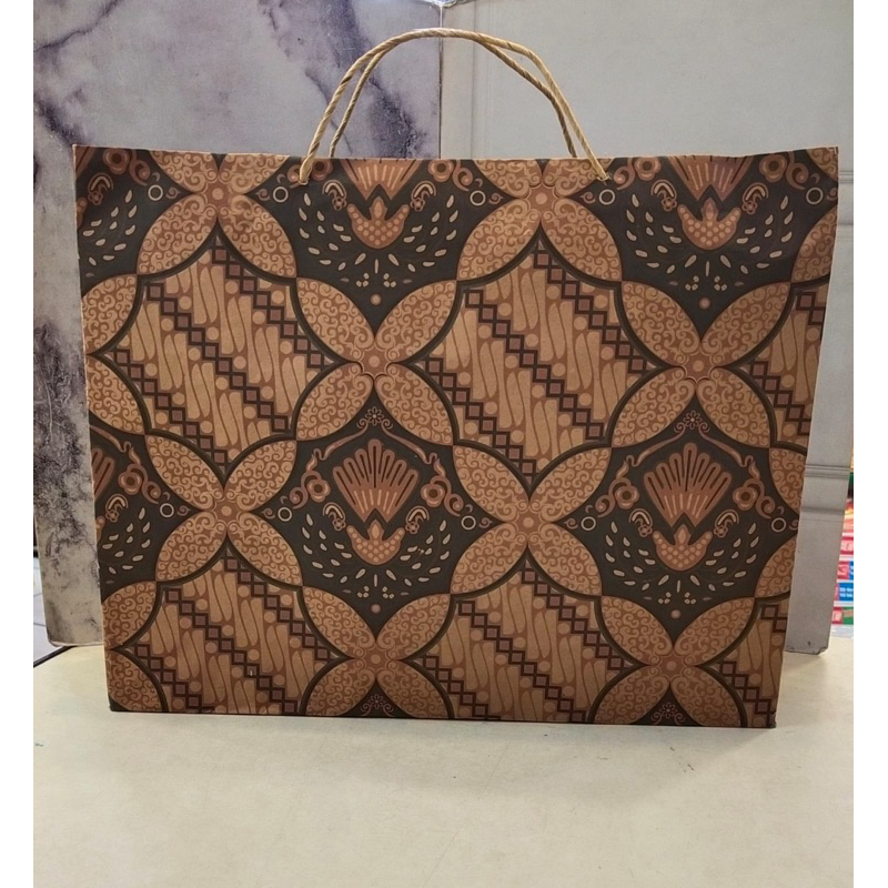 

PAPER BAG MOTIF BATIK 35x42x10cm. 1 PAK ISI 12pcs