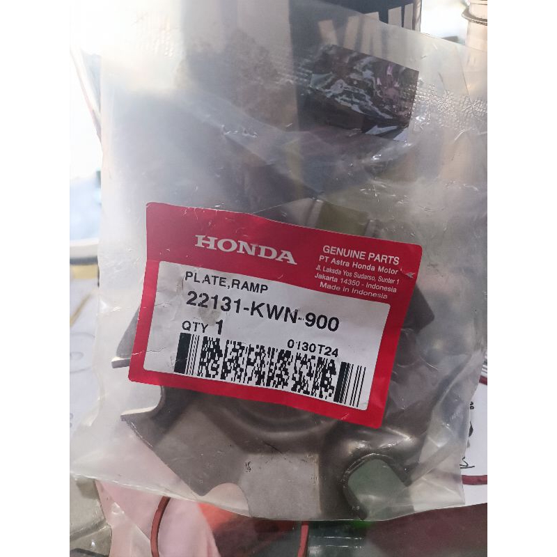 PLATE RAMP PLAT TUTUP RUMAH ROLLER VARIO 125 VARIO 150 KWN GENUINE AHM