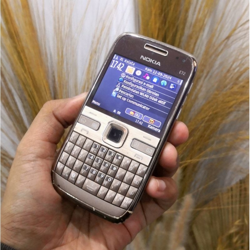 Hp jadul Nokia E72 Gold original normal hp unik hp langka anti sadap no e90 n gage