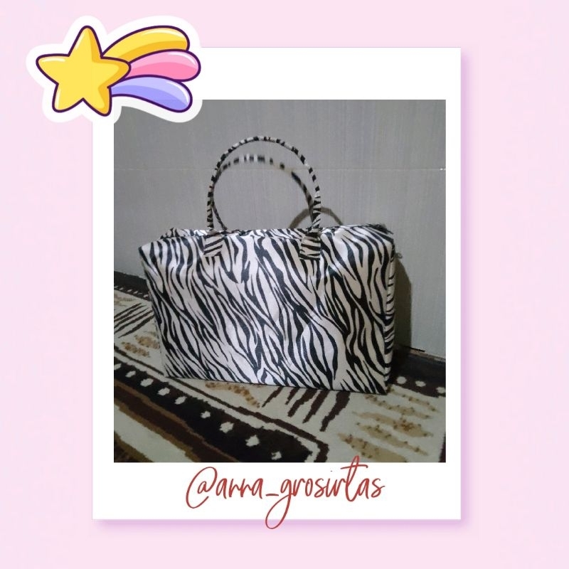 

Tas Souvenir | Tas Tasyakuran | Tas Belanja | Tas Berkat / Tas Bingkisan / Tas Souvenir Pernikahan | Tas Souvenir Hajatan | Tas Hajatan | Tas Kain Hajatan | Tas Oleh Oleh | Tas Kain | Tas Souvenir Custom | Tas Sovenir | Souvenir Mewah tapi Murah