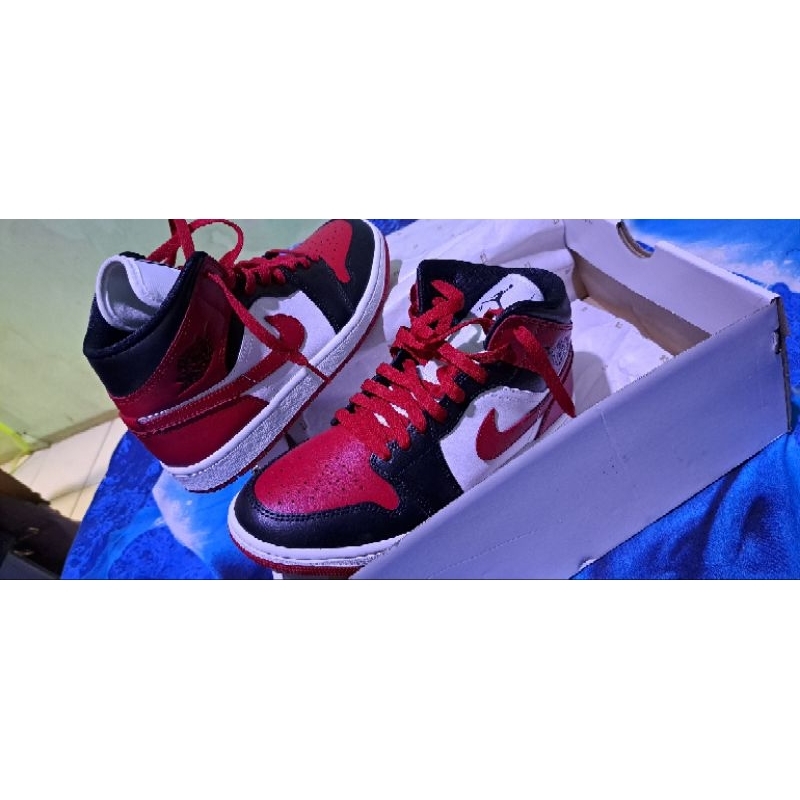 SEPATU NIKE AIR JORDAN ORI WARNA HITAM KOMBIMASI MERAH PUTIH DAN MASIH SEPERTI BARU LENGKAP DENGAN D