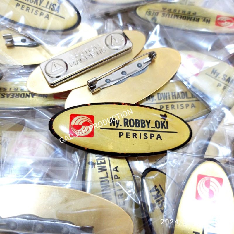 

Nametag nama dada oval logom kuningan