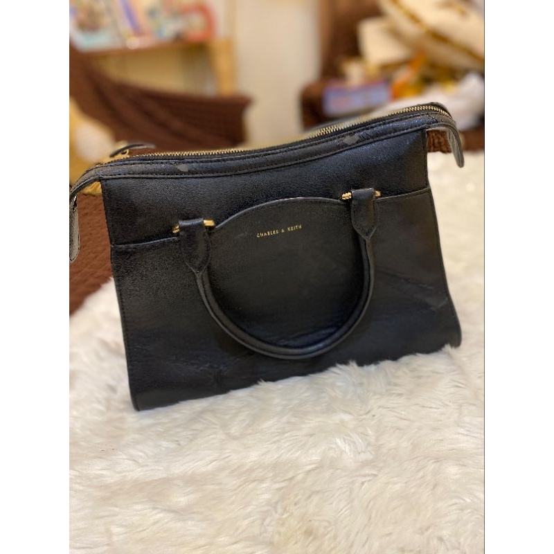 Preloved tas charles keith besar original hitam minus