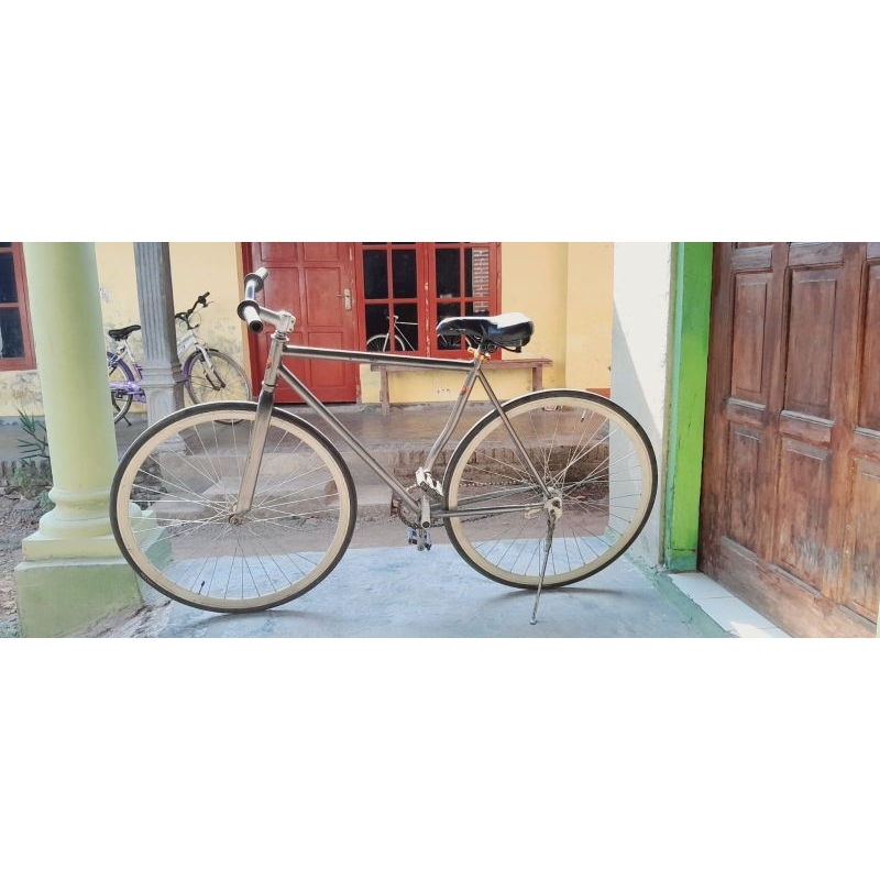 sepeda fixie ukuran 26 kondisi 80% bekas seperti di foto siap pakai