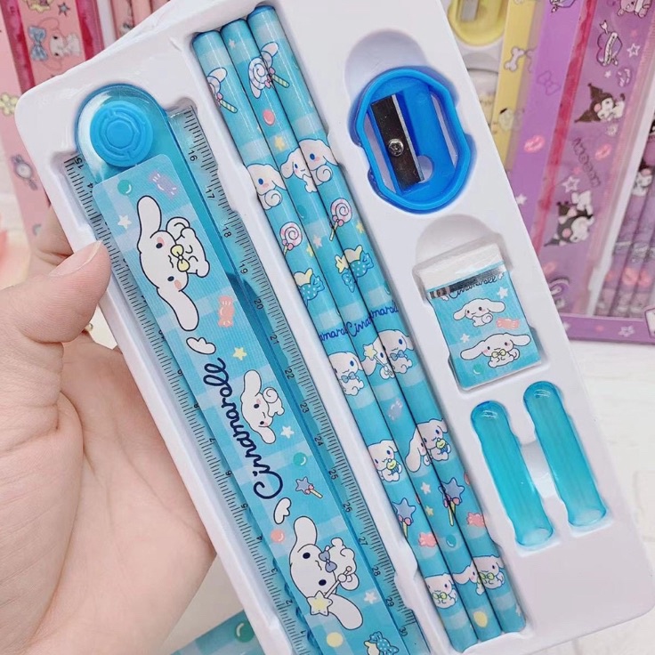 

SET ALAT TULIS IN 1 MOTIF SANRIO SET PENSIL PCS MOTIF CINNAMOROL MELODY KUROMI POMPURIN