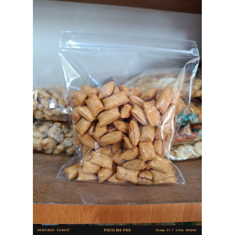 

kue bantal/kue pang pang manis gurih