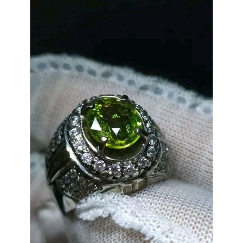 Natural bicolor Yellowish Green sapphire 2.56 crt. Noheat. High quality
