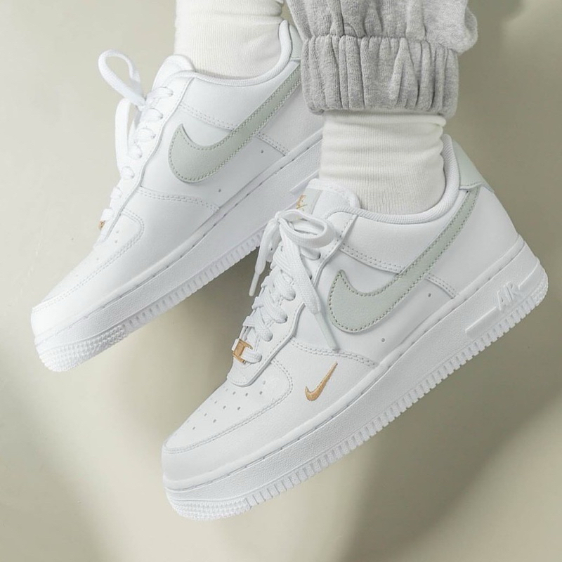 Nike Air Force 1 Lv8 white/sage green wmns
